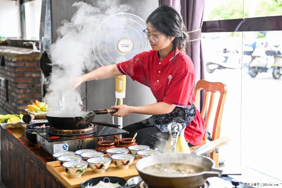 全网追的“扁担女孩”,找了一份暑假工,时薪12元 - 云浮生活资讯 - 云浮28生活网 yf.28life.com
